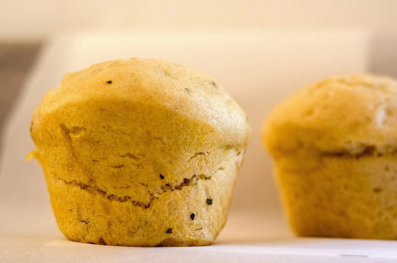 Um prato com pão cozido.