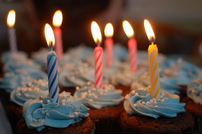 Um bolo de aniversário com altos detalhes