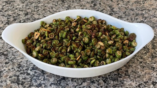 Quiabo com peixe frito ou carne, acompanha arroz.